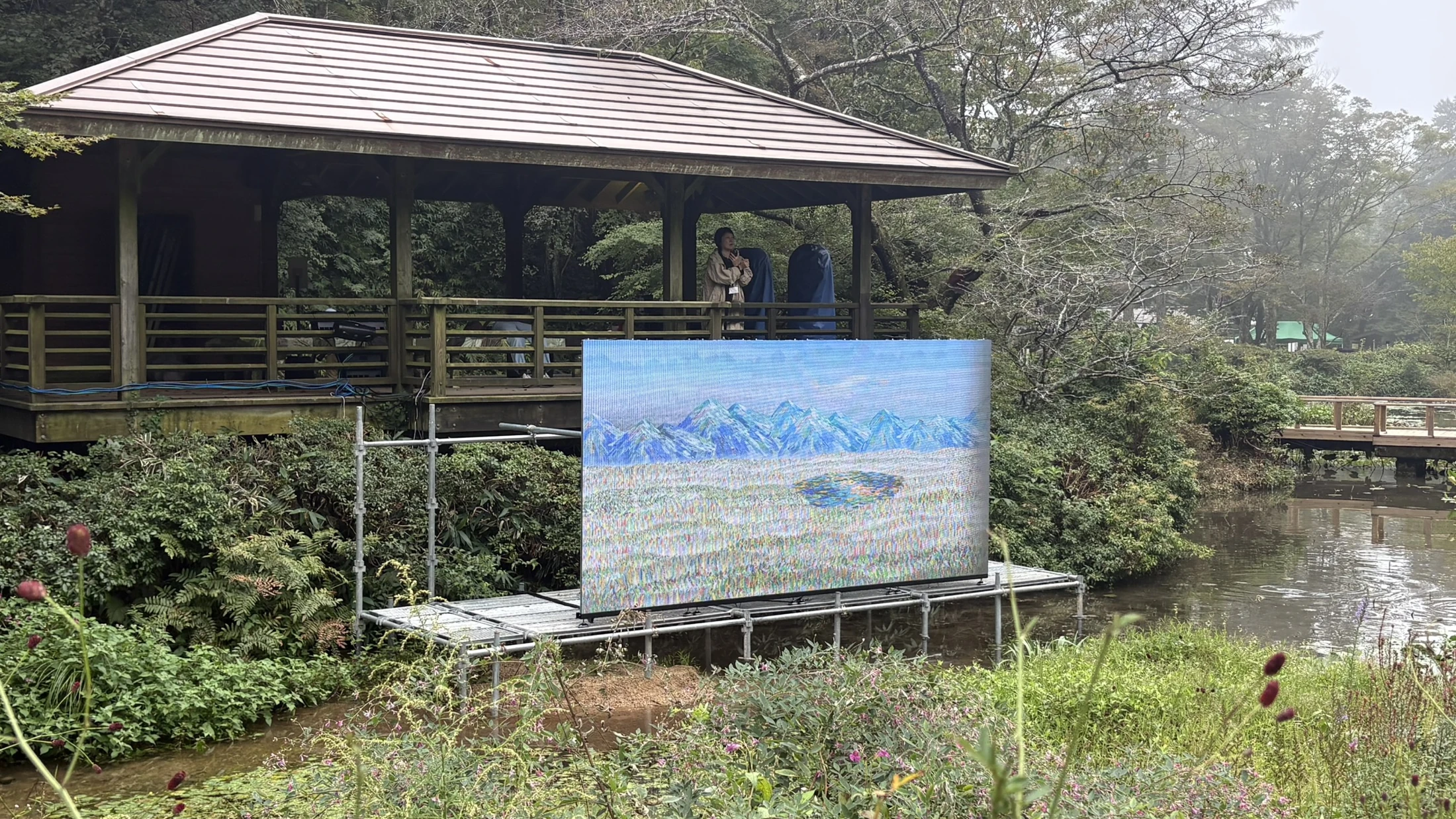 昼間の展示風景。屋外LEDスクリーンに表示されたアニメーション。